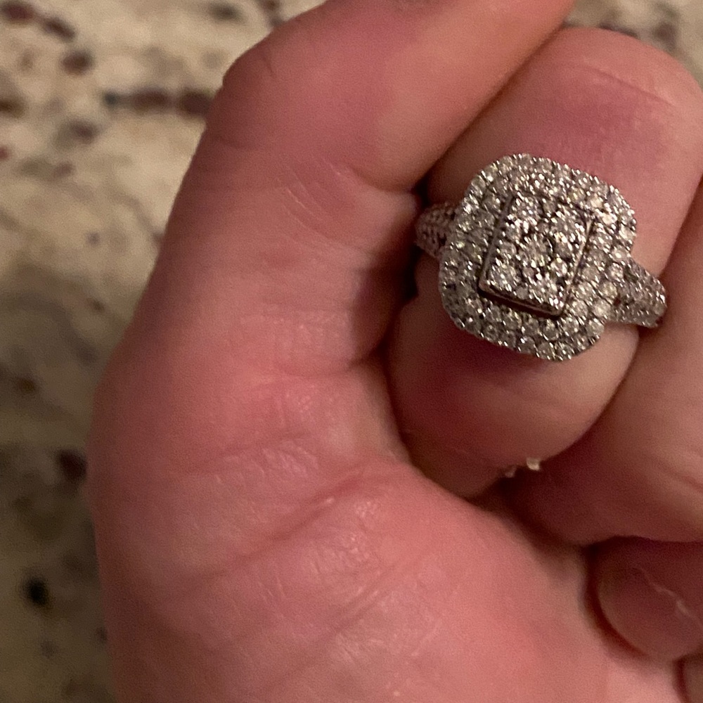 10k 1 ct diamond ring .